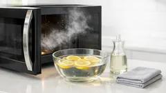 How to clean a microwave in 10 minutes with the lemon-and-vinegar steam trick